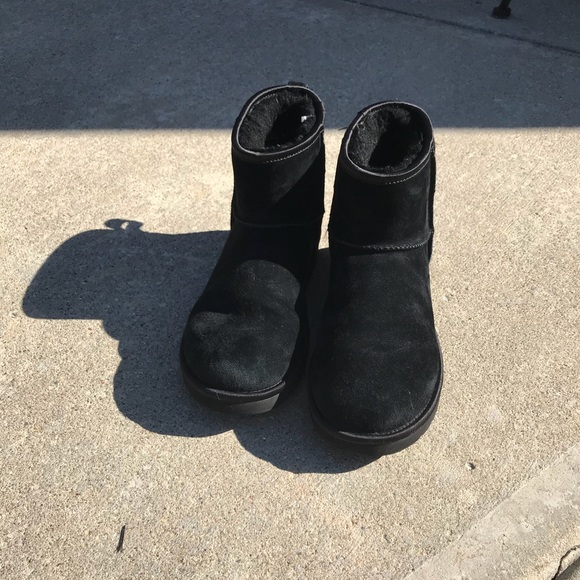 COPY - Black Mini Bailey Bow Uggs - Picture 2 of 3